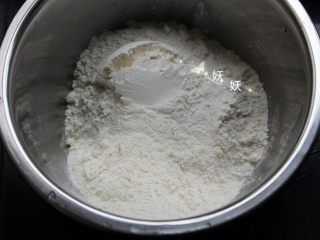 香葱花卷,面粉装入干净的容器里，普通的，常见的面粉就可以，无需刻意追求高筋面粉低筋面粉的。
