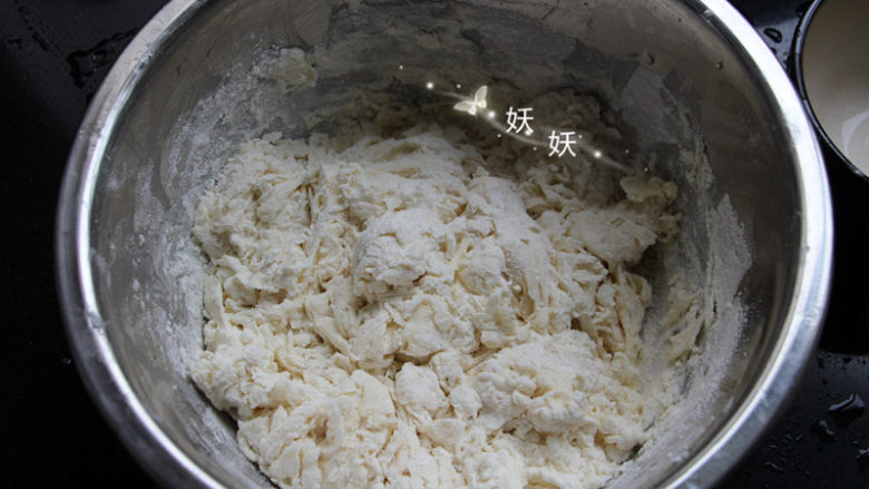 香葱花卷,将酵母水和温水缓缓倒入面粉中，用手搅成面絮状。