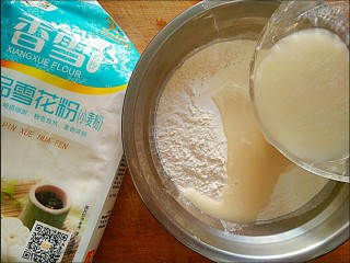 芝香糖三角――你还记得小时候的味道吗？,在200g面粉中加入50g白糖，将酵母粉用温水冲开，少量多次加入面粉中，和发面团。