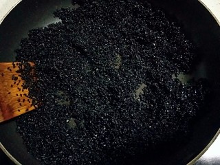 芝香糖三角――你还记得小时候的味道吗？,将洗净的黑芝麻倒进不沾平底锅中小火慢慢翻炒。