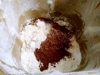网红脏脏包,来先做面包，把除黄油以外的所有的，做面包的材料放入面包桶里，液体在下面