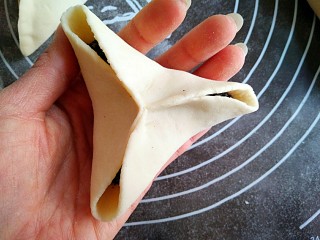 芝香糖三角――你还记得小时候的味道吗？,先捏起中间。