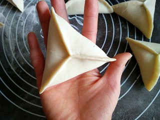 芝香糖三角――你还记得小时候的味道吗？,然后捏紧三个边儿。