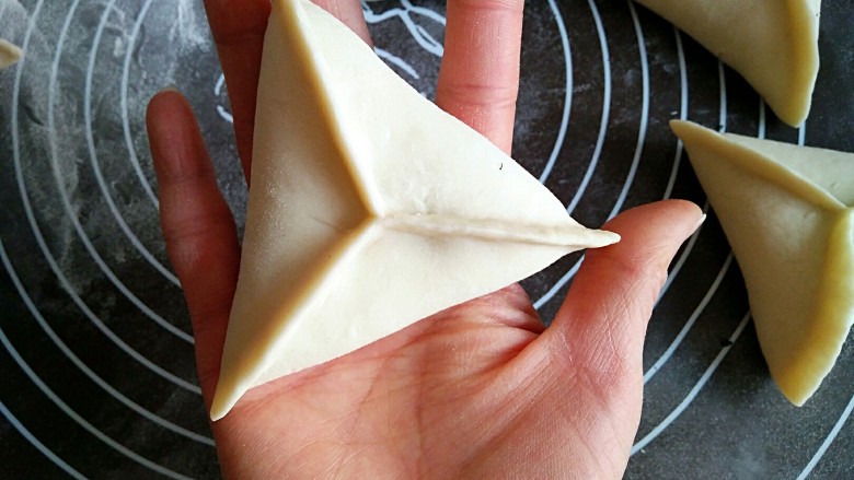 芝香糖三角――你还记得小时候的味道吗？,然后捏紧三个边儿。