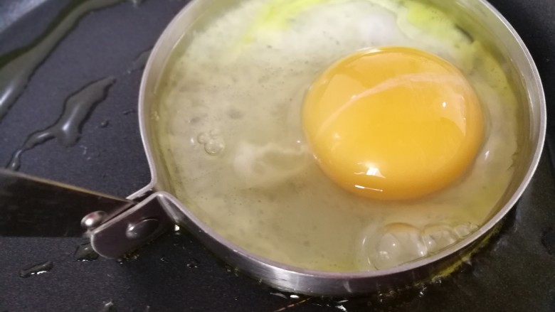 幸福の早餐汉堡,我用了一个煎蛋器把蛋煎成圆形。