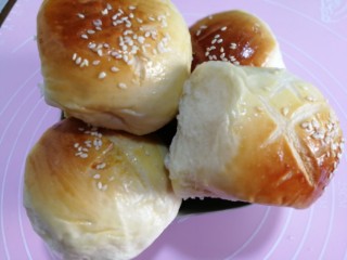 幸福の早餐汉堡,准备五个小面包，我是用自己昨天晚上烤制的面包。