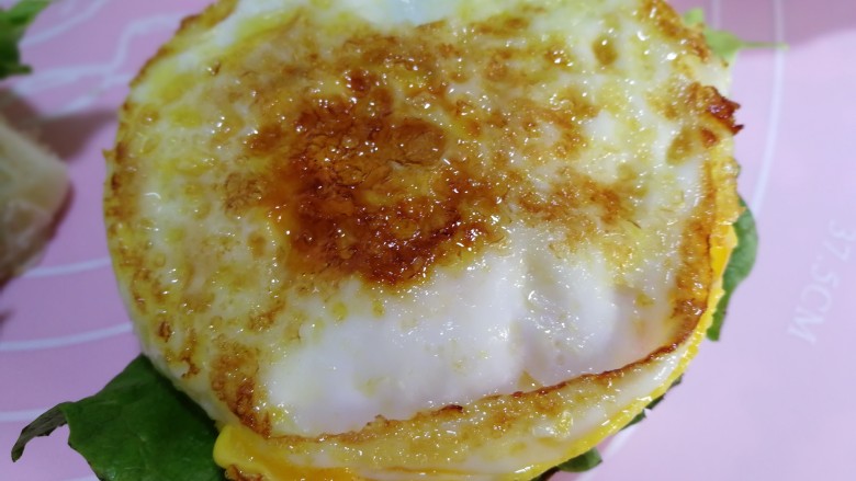 幸福の早餐汉堡,煎好的<a style='color:red;display:inline-block;' href='/shicai/ 9'>鸡蛋</a>饼放在生菜叶上面。