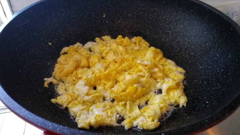 家常菜&番茄火腿蛋,鸡蛋煎好盛出备用