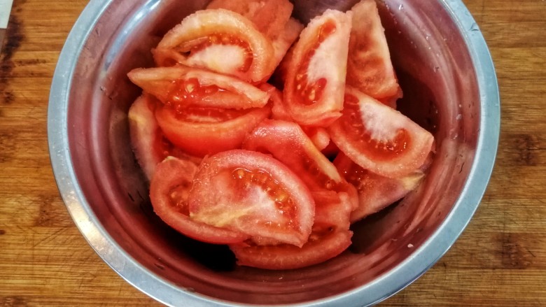 家常菜&番茄火腿蛋,番茄顺着十字切成小块。