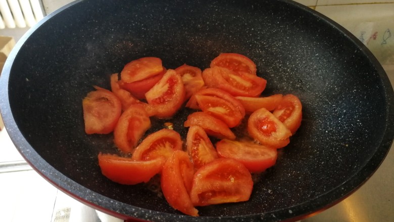 家常菜&番茄火腿蛋,锅里留油放番茄炒