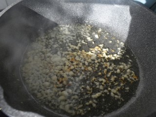 蒜蓉粉丝娃娃菜,锅中倒油，将蒜末倒进去炸一下。炸制成金黄色