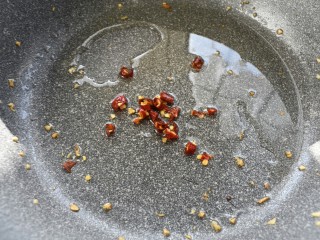 蒜蓉粉丝娃娃菜,将刚刚炸过蒜末剩余的油加热，倒入切碎的干辣椒。也可以用新鲜的小米辣或者剁辣椒