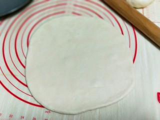 做饼＋咖喱香菇鸡丁披萨饼,用擀面杖，好擀出磨具一样大的饼底。
