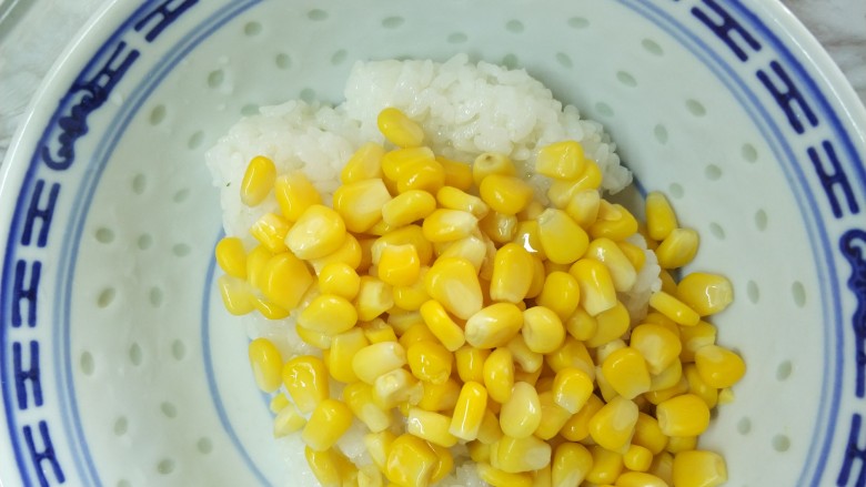 金枪鱼三色饭团,取适量寿司米饭拌入玉米粒