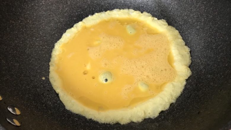 三丝炒粿粉,鸡蛋液倒入锅中