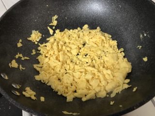 三丝炒粿粉,开始凝固时，筷子打圈炒成蛋花后盛出备用