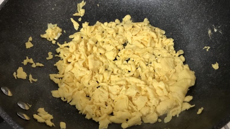 三丝炒粿粉,开始凝固时，筷子打圈炒成蛋花后盛出备用