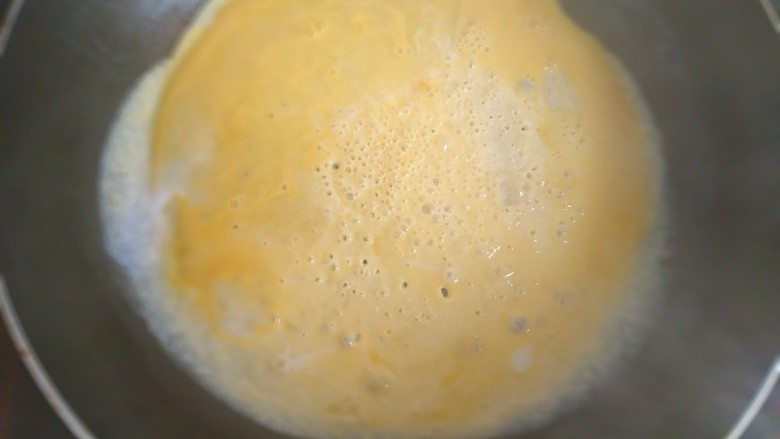 做饼~春饼卷酱爆六合菜,不粘锅倒入蛋液，摊成薄饼。