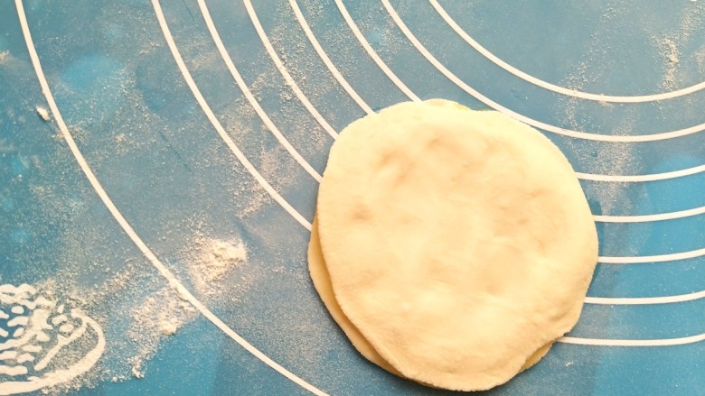 做饼~春饼卷酱爆六合菜,刷了油的小薄饼再上面放一个小饼，用手按压一下。