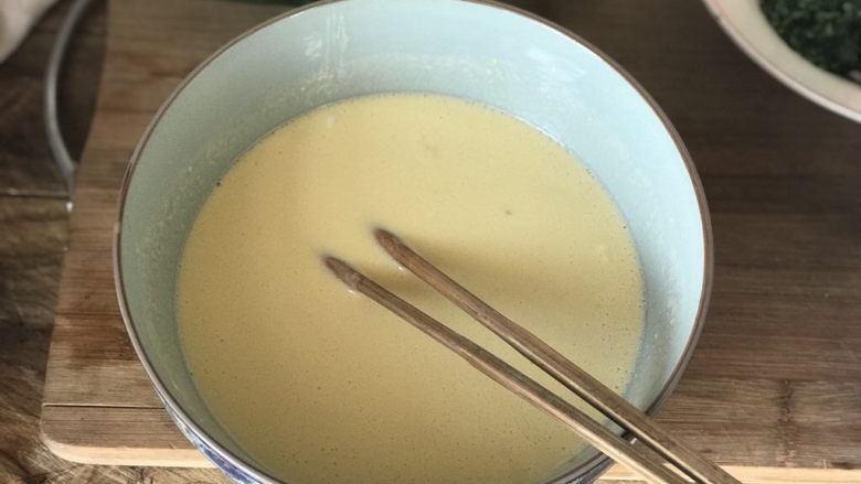 豪华版鸡蛋饼,温水加入盐搅匀，倒入面粉，一边倒一遍用筷子搅拌，直到没有面粉颗粒。