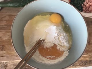 豪华版鸡蛋饼,面粉里打入两个鸡蛋