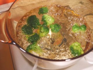鸡肉蔬菜饼,西兰花可以多煮一下，其他容易熟的蔬菜焯水即可捞出。