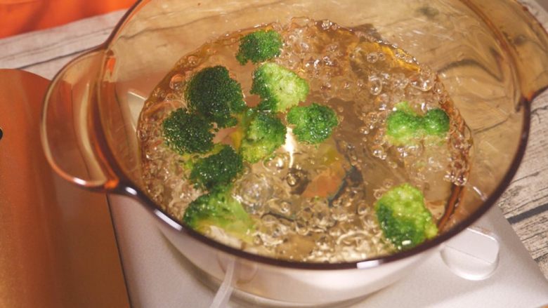 鸡肉蔬菜饼,西兰花可以多煮一下，其他容易熟的蔬菜焯水即可捞出。