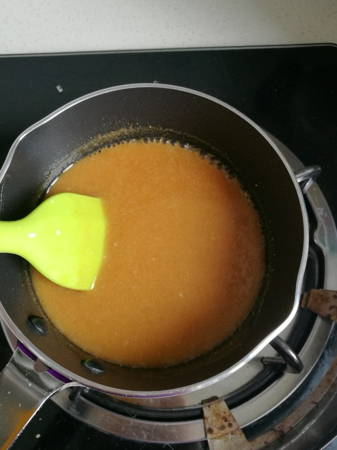 配一脸的焦糖核桃香蕉慕斯,13. 混合均匀后，把剩余的淡奶油跟水倒入到锅中，中火加热至沸腾，加入玉米淀粉水，继续加热30秒，期间要用刮刀不停搅拌，离火