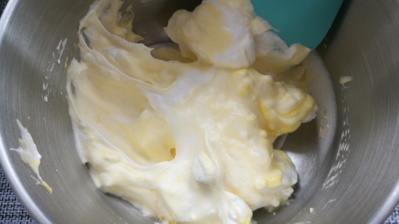 配一脸的焦糖核桃香蕉慕斯,8. 把蛋黄打入到蛋白中，用打蛋头把蛋黄戳破，稍微搅拌即可，不用混合均匀