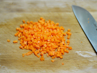 胡萝卜鸡蛋炒饭,胡萝卜切细小的丁