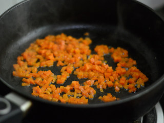 胡萝卜鸡蛋炒饭,用锅里少许的底油炒制胡萝卜