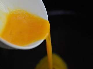 胡萝卜鸡蛋炒饭,锅里放入少许油，倒入蛋液