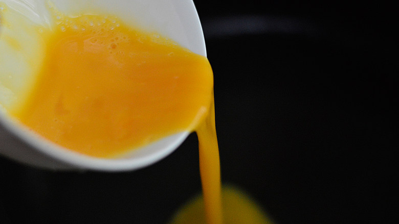 胡萝卜鸡蛋炒饭,锅里放入少许油，倒入蛋液