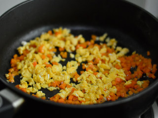 胡萝卜鸡蛋炒饭,炒至胡萝卜断生后加入炒好的鸡蛋