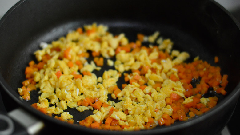 胡萝卜鸡蛋炒饭,炒至胡萝卜断生后加入炒好的鸡蛋