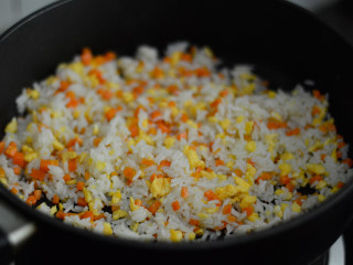 胡萝卜鸡蛋炒饭,加入米饭，炒拌均匀