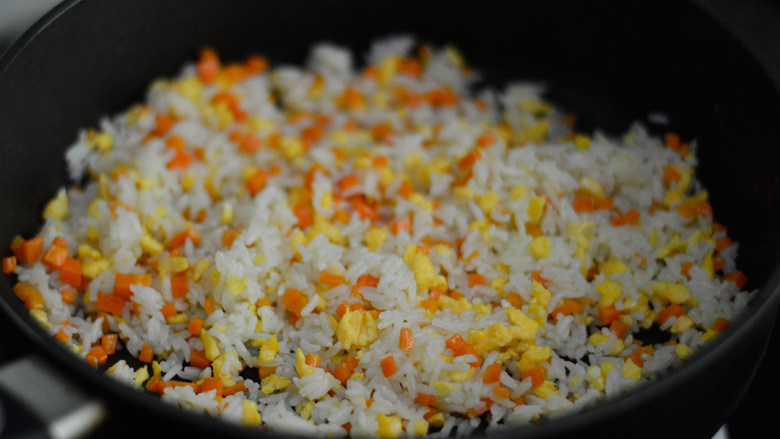 胡萝卜鸡蛋炒饭,加入米饭，炒拌均匀