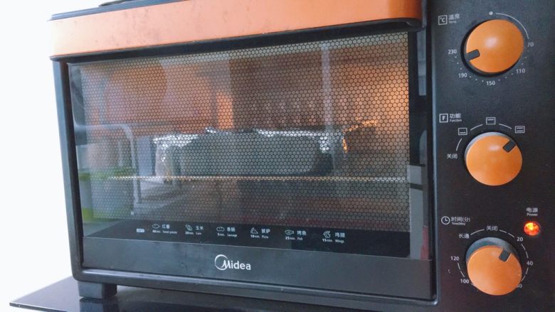 家庭烤鸡（烤箱版）,将烤鸡放入烤箱中层，210度烤15分钟
