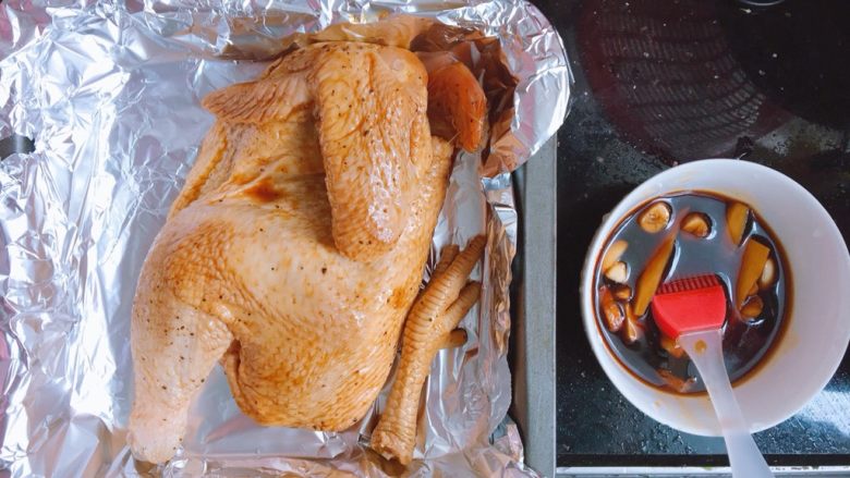 家庭烤鸡（烤箱版）,取一个烤盘铺上锡纸，把鸡取出来放进去，将保鲜袋里的酱汁倒入碗中