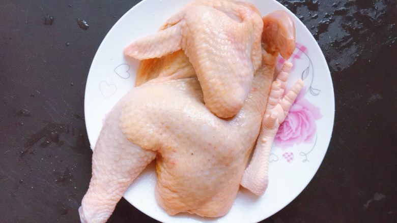 家庭烤鸡（烤箱版）,均匀涂抹鸡身，静置半小时