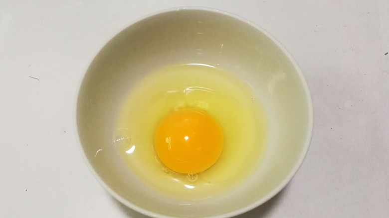 来自星星的鸡蛋君～生抽鸡蛋,鸡蛋打进碗里