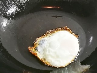 来自星星的鸡蛋君～生抽鸡蛋,关火，打开锅盖，鸡蛋煎好了