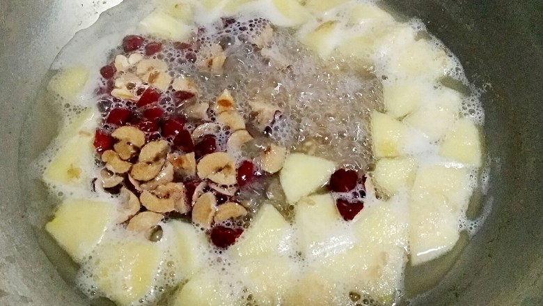 苹果红枣燕麦粥,再加入红枣，继续煮15分钟即可。