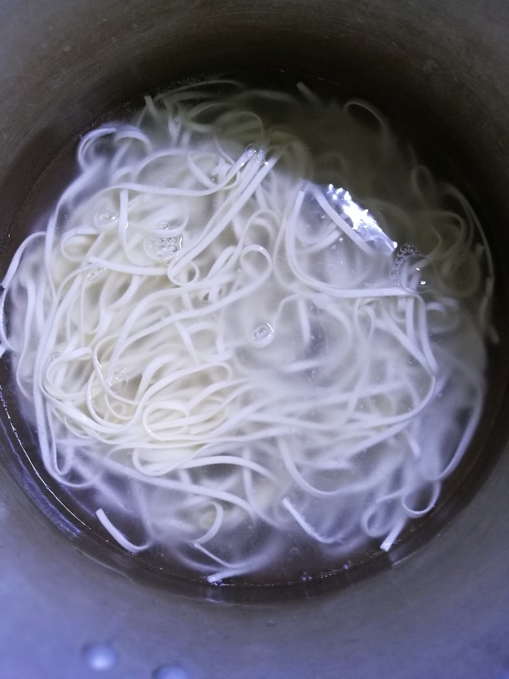 金针菇酸汤面,第三步把面条在另外一个锅里煮熟后待用。