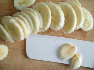 香蕉坚果可丽饼,香蕉切片。
