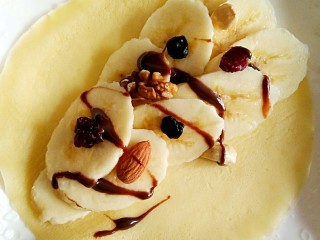 香蕉坚果可丽饼,根据个人口味撒上椰蓉和巧克力炼乳。