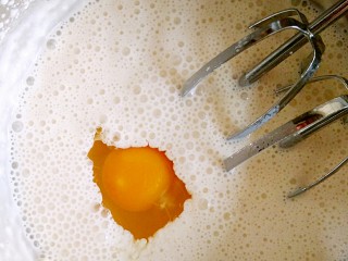 香蕉坚果可丽饼,在粉糊中打入一个鸡蛋。