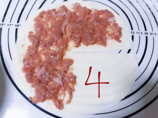 千层牛肉馅饼,将肉馅铺满1-3，靠边的地方不放，留出一点点空白。
4的位置也不要放。