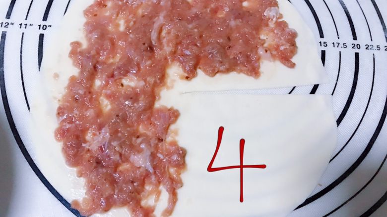 千层牛肉馅饼,将肉馅铺满1-3，靠边的地方不放，留出一点点空白。
4的位置也不要放。