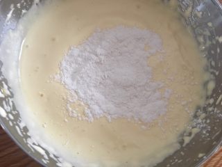 蜂蜜凹蛋糕,加入过筛的低筋面粉搅拌均匀；